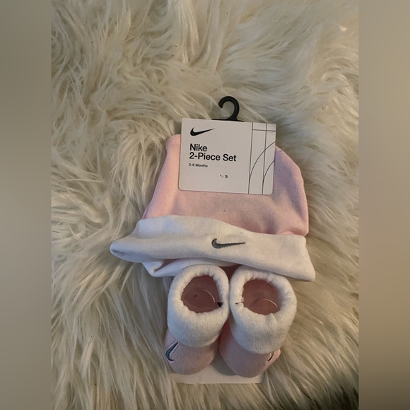 NIKE Baby Booties and Beanie 0-6 Months Pink - Picture 3 of 3